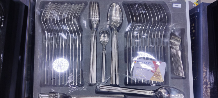 سرویس قاشق و چنگال 135 پارچ 24 نفره صندوق چوبی نیولند مدل 2983MS